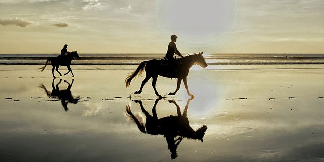 Romantic sunset horse riding on the riambel beach (7)